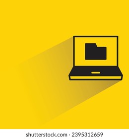 icono de laptop y carpeta con sombra sobre fondo amarillo