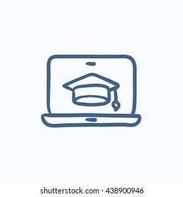 Portátil con tapón de graduación en el icono de esbozo de vector de pantalla aislado en el fondo. Portátil dibujado a mano con el icono de la tapa de graduación. Portátil con el icono de esbozo del gorro de graduación para infografía, sitio web o aplicación.