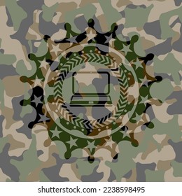 Laptop-Icon in Camo-Emblem. 
