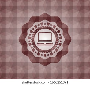Laptop-Symbol in rotem Abzeichen mit geometrischem Hintergrund. Nahtlos.
