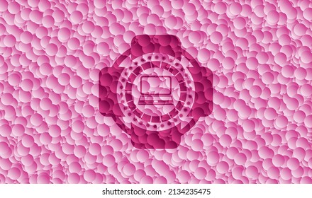 icono del portátil dentro del emblema rosa estilo retro con fondo de burbujas. Ilustración vectorial. Detallado. 