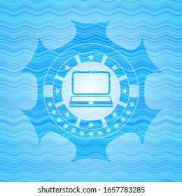 icono de portátil dentro del emblema del estilo de onda azul cielo de agua.