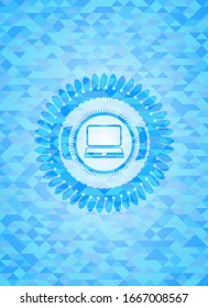 icono del portátil dentro del emblema azul cielo. Fondo de mosaico