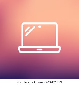 Línea delgada de icono de portátil para diseño plano de web y móvil, minimalista moderno. Icono blanco vectorial en el fondo de malla gradiente.