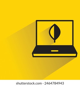 portátil e icono de hoja con sombra sobre fondo amarillo
