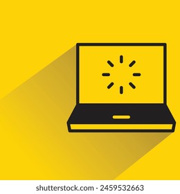 Laptop und Ladesymbol mit Schatten auf gelbem Hintergrund
