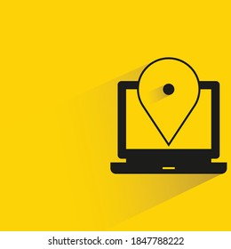 portátil y pin de mapa con fondo amarillo oscuro