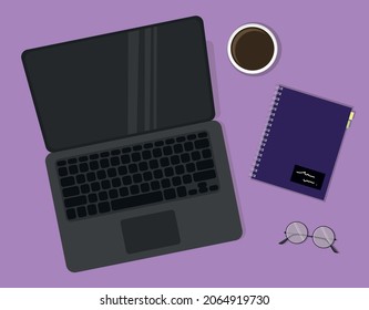 Portátil, portátil, café, gafas en el escritorio.