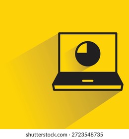 Ordenador portátil con la sombra del icono del gráfico circular sobre fondo amarillo