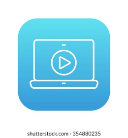 Portátil con botón de reproducción en un icono de línea de pantalla para web, móvil e infografías. Icono de blanco vector en el cuadrado de gradiente azul con esquinas redondeadas aisladas en fondo blanco.
