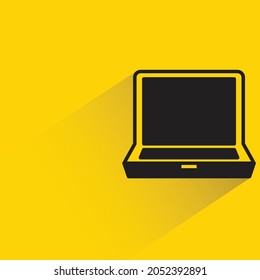 portátil con sombra sobre fondo amarillo