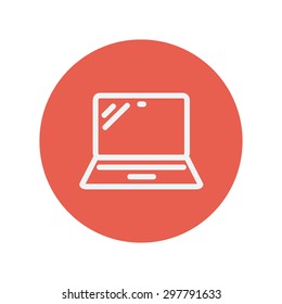 Laptop Thin Line Icon für Web und Mobile minimalistisches flaches Design. Vektorweißes Symbol im roten Kreis.