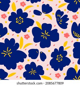 Grandes flores azules sobre un fondo claro. Patrón floral sin fisuras vectorial. Para textiles, tela, papel de envoltura, fondo, papel pintado, ropa de niño, cerámica.
