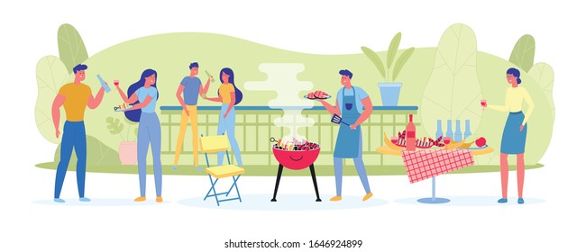 Gran empresa en la carne y verduras de Fries picnicas. Un tipo en Apron sosteniendo la carne y monitoreando la preparación de alimentos en el fuego. Otros platos se sirven en mesa, parejas jóvenes de pie y charlando.