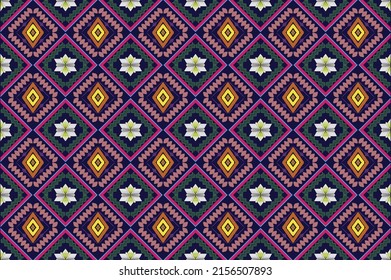 Las grandes formas de diamante, los rombos de contorno, las estrellas y los cuadrados curvos componen este patrón geométrico de raster. La textura abstracta moderna sin fisuras. El fondo es negro y violeta. Diseño de geometría para impresión