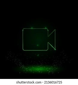 Un gran símbolo de cámara de video de contorno verde en el centro. Estilo neón verde. Color neón con estrellas brillantes. Ilustración del vector sobre fondo negro