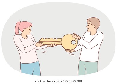 A chave grande da casa está nas mãos do homem e da mulher, experimentando a felicidade depois da compra do imóvel ou a mudança. Os cônjuges estão felizes em apertar a chave para a fechadura da porta da frente, para o conceito de comprar casa
