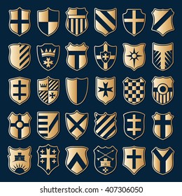 Gran conjunto de escudos heráldicos de oro con emblemas aislados en fondo azul. Ilustración vectorial.
