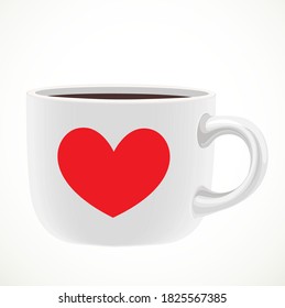 Gran taza blanca de cerámica con el trazo de corazón rojo del té o el café aislado en un fondo blanco