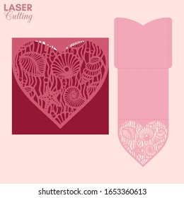 Sobre de bolsillo de corte láser con conchas marinas patentadas corazón. Plantilla para cortar. Invitación de boda o tarjeta de felicitación valentina se burla con el corazón de encaje.