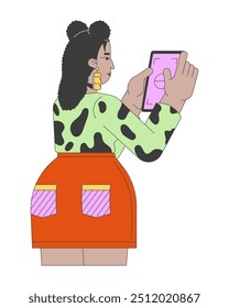 Mulher latino-americana usando personagem de desenho animado 2D de smartphone. Dispositivo digital. Jovem fêmea tirando foto no celular isolada pessoa vetor plano no fundo branco. Ilustração especial colorida