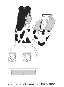 Mulher latino-americana usando personagem de linha 2D preto e branco do smartphone. Dispositivo digital. Jovem mulher tirando foto no celular solated vetor pessoa contorno. Ilustração de ponto monocromático