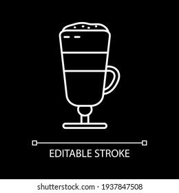 Icono de macchiato blanco lineal para el tema oscuro. Bebé de café en capas en una taza de vidrio. Ilustración personalizable de línea delgada. Símbolo de contorno vectorial aislado para el modo nocturno. Trazo editable