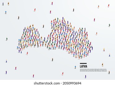 Lettland Karte. Eine große Gruppe von Menschen bildet sich, um eine Form der Lettland-Karte zu schaffen. Vektorgrafik.