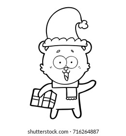 riéndose oso de peluche con regalo de navidad