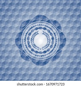 icono de laurel en el interior de la placa azul con fondo de patrón geométrico.