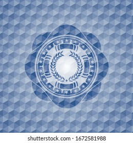 Lorbeerkranz-Symbol in blauem Emblem oder Abzeichen mit abstraktem, geometrischem, polygonalen Muster-Hintergrund.