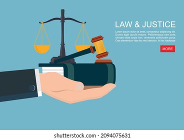 Libros de leyes y gavel con el vector de concepto de mano. Mano sostiene libros de leyes y gavel. Ley y justicia, pancarta de concepto. Juez o abogado con los atributos del sistema judicial. Ilustración vectorial plana