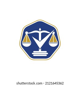 Diseño del logotipo vectorial de la firma de abogados. Escala de ley con diseño vectorial de icono de signo de verificación.