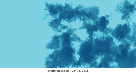 Camadas de neblina azul-verde rolando em ondas em um fundo de céu tranquilo

