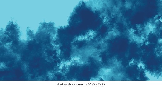 Camadas de neblina azul-verde rolando em ondas em um fundo de céu tranquilo

