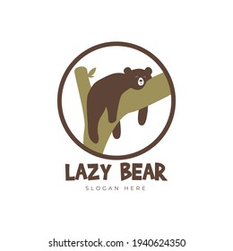 Oso perezoso. Dormir el oso en la ilustración del vector del logotipo del árbol