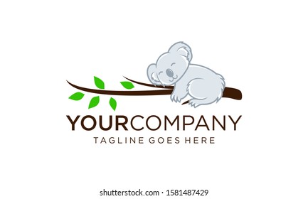 Lazy koala durmiendo en ramas de árbol para conceptos de diseño de logo