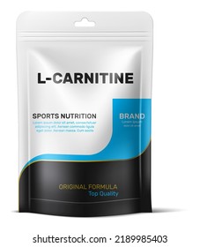 Modelación con el envase de L-carnitina. Bolsa suplementaria de entrenamiento de fitness