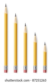 Bleistifte verschiedener Länge auf weißem Hintergrund.