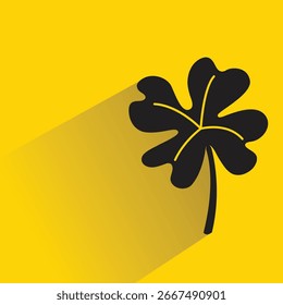 Ilustración de hoja con sombra sobre fondo amarillo