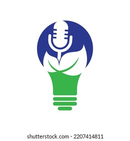 Plantilla de diseño del logotipo de la forma de la bombilla de podcast de hoja. Logo del programa de entrevistas con micrófono y hojas.