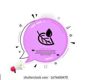 Leaf con icono de gota de agua. Burbuja del discurso de cita. Signo de rocío de la planta natural. Símbolo de cuidado ambiental. Marcas de cotización. Icono de rocío de hoja clásica. Vector