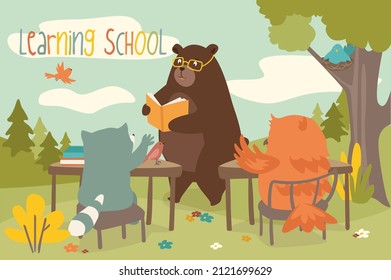 Antecedentes del concepto de escuela de aprendizaje. Animales curados estudiando en clase forestal. El profesor de búho explica las clases a los alumnos. Conejo, erizo y ardilla leen libros. Ilustración vectorial en diseño de dibujos animados planos