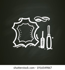 Kreidekreide-Symbol für Lederverarbeitung. Ledermaterial und -instrumente Kreatives Hobby. Handgefertigtes Konzept. Einzige Vektorgrafik auf der Tafel