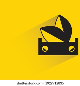 hojas con sombra sobre fondo amarillo