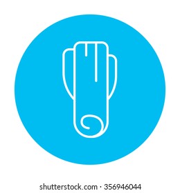 Icono de línea de puño para web, móvil e infografía. Icono de blanco vector en el círculo azul claro aislado en fondo blanco.