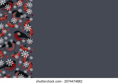 Linksrahmen für eine Weihnachtsgrün-Grußkarte oder Hintergrund mit Schneevögeln, Schneeflocken und Aschebeeren in grauen, schwarz, roten, weißen Farben