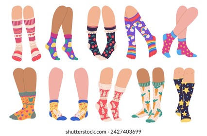 Beine in lustigen Socken, Set von Cartoon Vektor-Illustration isoliert auf weißem Hintergrund. Kollektion lustige bunte und helle Fußaccessoires, mit niedlichem Print. Paar Füße, männlich und weiblich in Socken