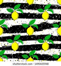 Lemon seamless pattern. Seamless pattern with lemon on light background. Fruit lemon background. Lemon pattern.