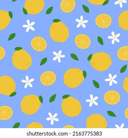 Limonennahtloses Muster. Ganze Zitronen, Scheiben, Blätter und Blumen auf blauem Hintergrund.